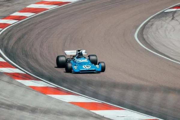 周冠宇F1索伯续约谈判与2026赛季席位竞争走势分析